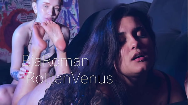 Mamando e engasgando na madeira