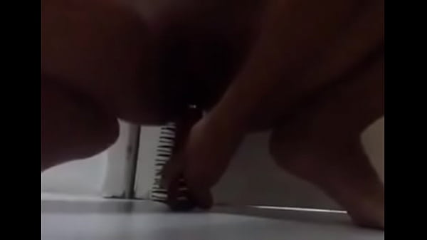 Glisser La Brosse Dans La Chatte