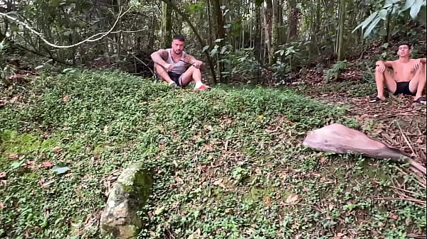 Download Video - Dos desconocidos le hacen un anal a una latina mientras su marido est&aacute; en el trabajo