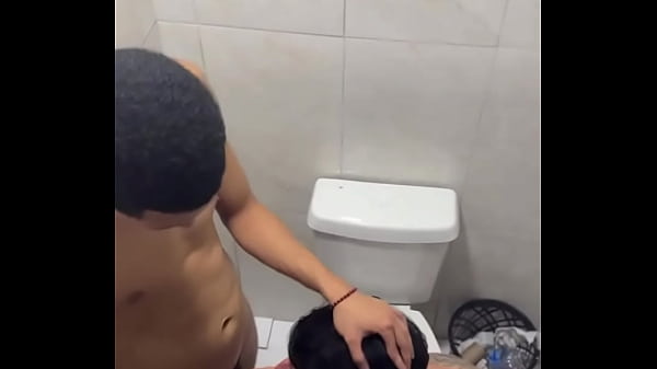 Flagra mamando hétero dotado no banheiro da bal...