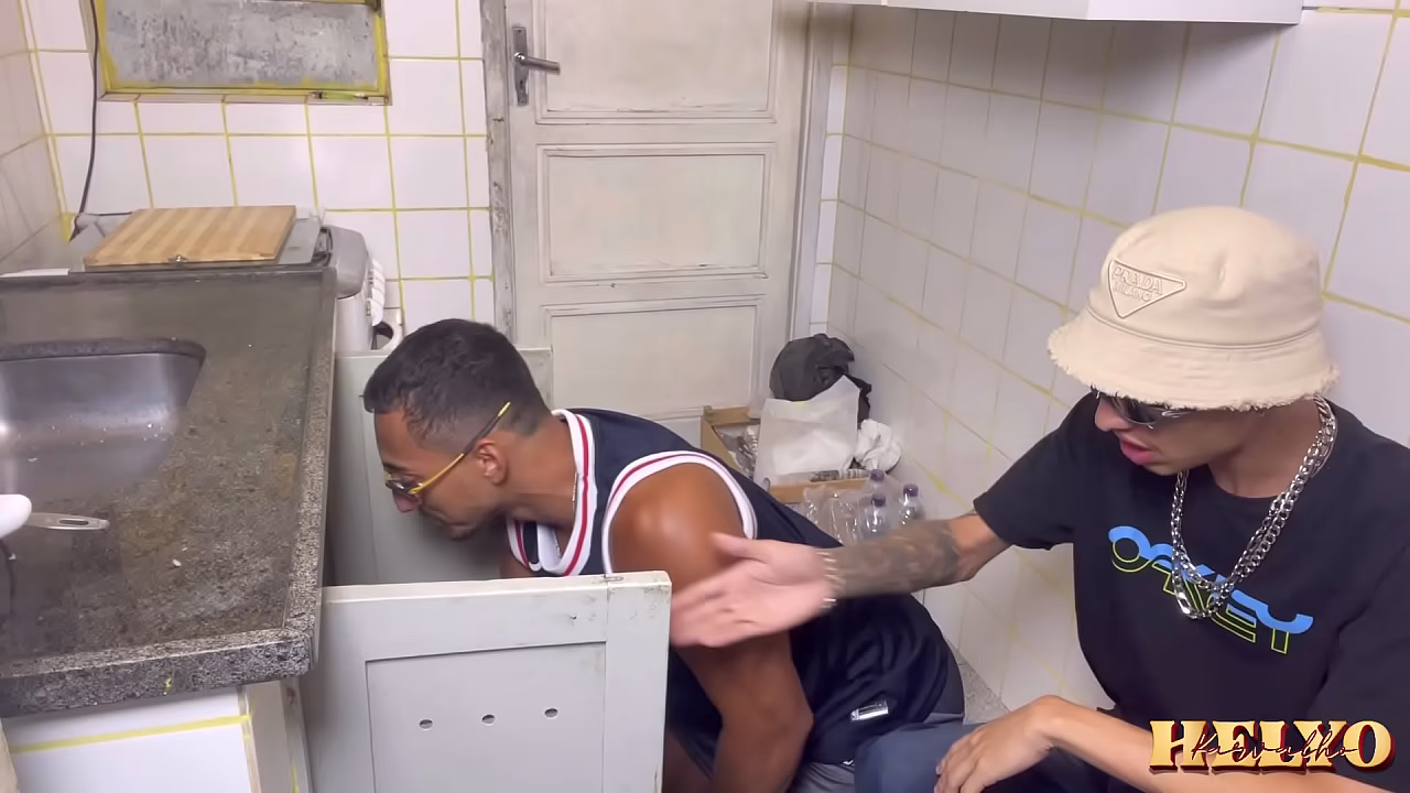 O VIZINHO CASADO VEIO ARRUMAR MINHA PIA E ACABOU CAINDO NO CANO