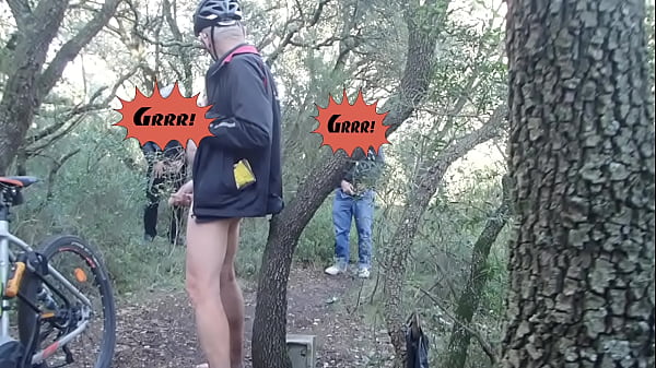 Exhibition en hiver dans un bois de drague et b...