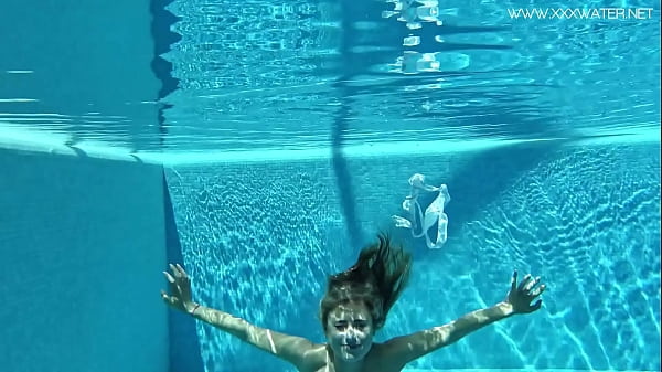 Hot US blondie Lindsey Cruz swims naked in the pool