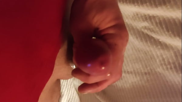 Cumming À La Maison En Regardant Du Porno