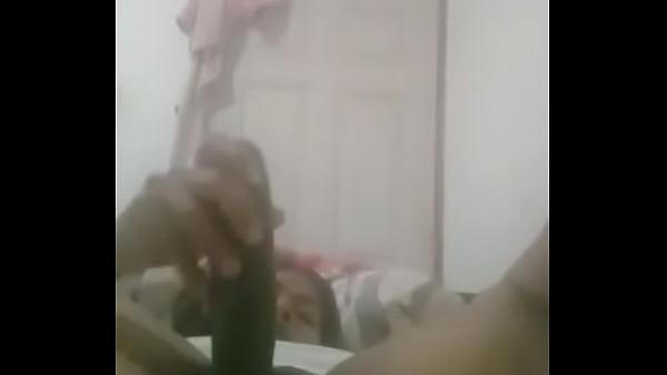 Petite Amie Envoie Une Vidéo À Son Petit Ami Qui Travaille