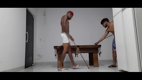 Pau na m&atilde;o Bolas na mesa