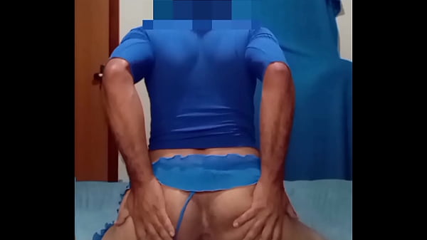 Egy kis meleg srác rázza a seggét és mutogatja a seggét