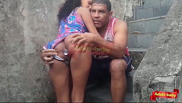 義父と階段でセックス、100%アナル。