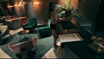 Seduzco a la camarera del bar del hotel y acabo teniendo sexo salvaje con ella Amaya Castro