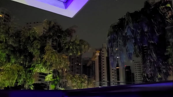 MILF Mait&ecirc; Hedon&ecirc; chupando rola e fudendo na varanda.