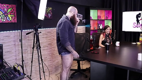 Download Video - Gostosas se deliciam no corpo dos Homens no Jogo da Putaria - Qweensg e Iron Biker