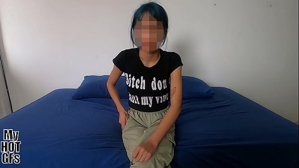 Mhgf - Hermosa flaquita María de cabello azul quiere experimentar y le baño la carita de semen.