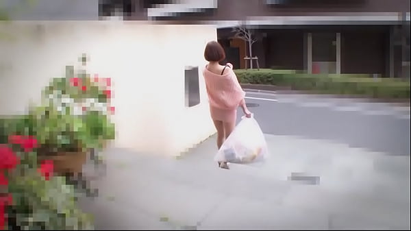 Playful no bra wife in the neighborhood who puts out garbage in the morning HITOMI 1