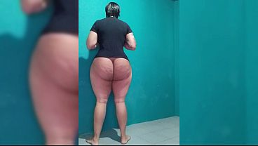 ハンサムで可愛い男性が、大きくて太いペニスで射精するまで自慰行為をしている。
