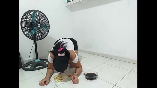 Download Video - As&iacute; almuerza la cerda despues de llegar del trabajo&period; &lpar;trabaja para mi&rpar;