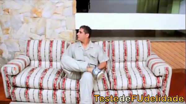 Ninfeta gostosa pagando boquete de quatro