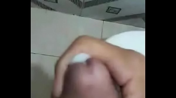 Encore Jouissant Dans La Salle De Bain