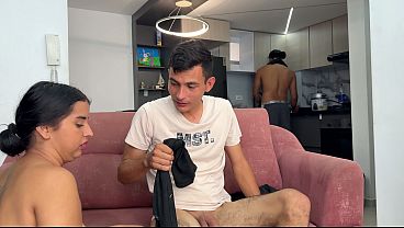 Mientras el cornudo de mi esposo hace el almuerzo puta latina es follada por desconocido hasta correrse en su coño