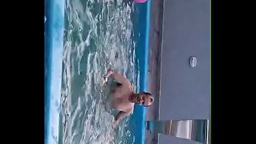 Ruiva brinca na piscina chupando um pau até levar gozada