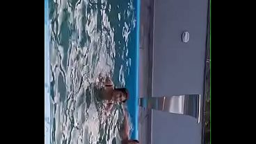 Ruiva brinca na piscina chupando um pau até lev...