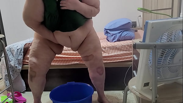 Download Video - Coolmarina&period; Sucia meona fregando otra vez el piso