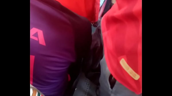 Se agarra el bulto mientras lo grabo