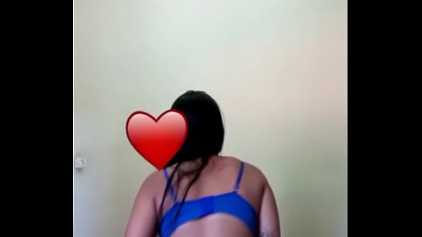 Novinha safada dan&ccedil;ando com seu rab&atilde;o delicioso