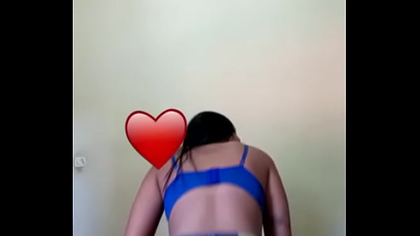 Novinha safada dan&ccedil;ando com seu rab&atilde;o delicioso
