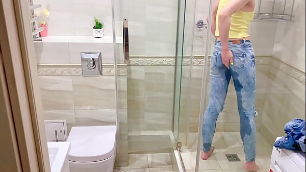 PEE: Mia's Mimi triple jeans pee