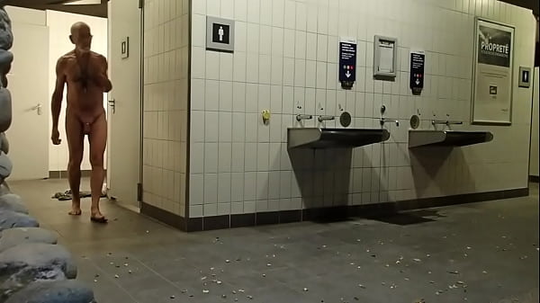 Download Video - exhib dans des toilettes de l'autoroute &lpar;tain&rpar;