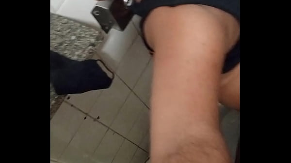 Download Video - Estava lavando o rosto no banheiro do metro o cara me fez uma proposta&comma; cem reais pra comer meu cu - EXCLUSIVOS NO RED