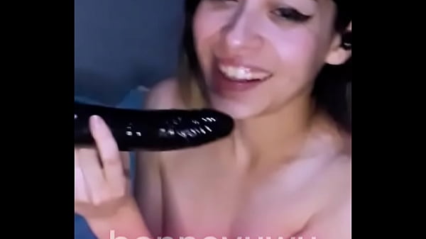 Milf de Argentina se masturba en lugares p&uacute;blicos.Dildo en el culo