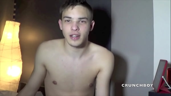 un mec de cit&eacute; donne ses baskets &agrave; sniffer &agrave; son pote gay