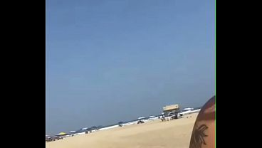 Ruiva casada conhece um novinho na praia e leva pra casa e da a buceta