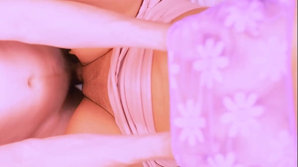 La hijastrastrastra disfrutaba cada vez que su padrastro la llevaba a la cama, sabía que él la haría sentir como nadie más lo haría.