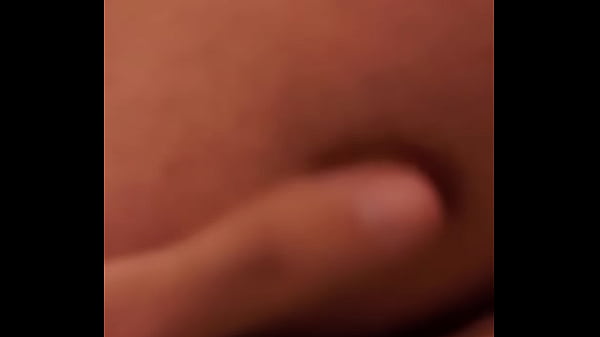 Compa de cuarto me toca en la cama al llegar de...