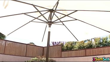Dos chicas bronceadas comparten un pene duro al aire libre.
                   Dos chicas bronceadas comparten un pene duro al aire libre. muchos negros
