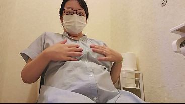 トイレの中で夢中でオナニーする人妻