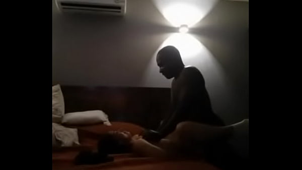 Ma Femme Avec Son Amie Colombienne Avec Une Énorme Bite