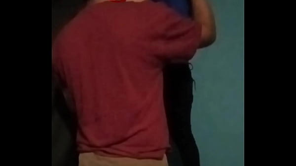 Se la términe chupando a carpintero