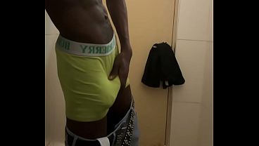 公衆トイレでチンポを撫でている男