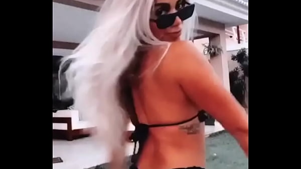 Anitta Rabuda Rebolando de biquíni preto