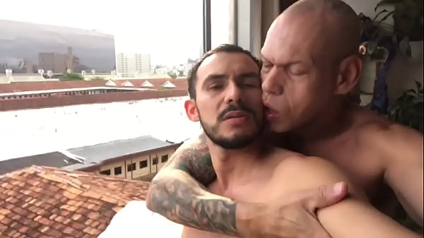 Download Video - COROA PAUZUDO SOCANDO E LEITANDO O CUZINHO DO MARC FERRI SEM PENA