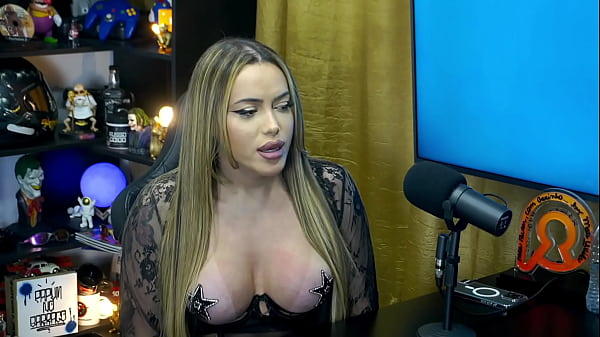 Ruan gives a very nice massage to TGata Emily Narizinho's breasts - Podcast Pápum no Barraco!