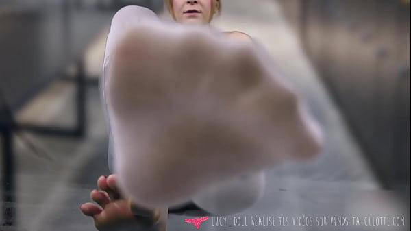 Download Video - Vends-ta-culotte - Beaut&eacute; fran&ccedil;aise autoritaire te fait bouffer ses chaussettes sales - Lucy doll