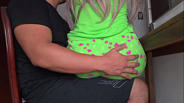 Video se ve Como el Padrastro Toca el Culo de s...