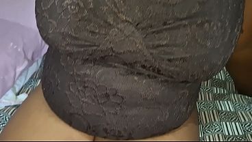 アジア系のホームレスの熟女が胸を見せる