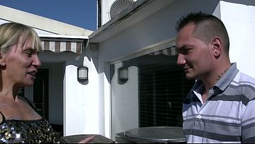 Novinha de apenas 18 aninhos, fudendo com homem maduro em seu quintal deu o que fala a fofoca ela e filha do seu Jo&atilde;o da bar.