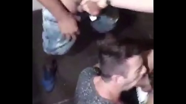 Rico Marlon e Christian Hupper no banheiro e na...