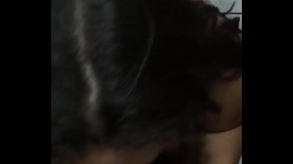 Jeune Fille Baignant Mon Petit Garçon Avec De La Bave